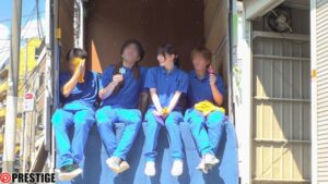 鈴村あいり、引越し現場で魅せる”汗と美”のギャップ──ダンボールの隙間で密着プレイも