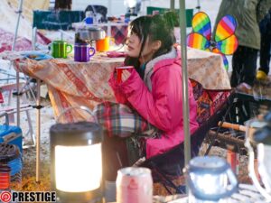 鈴村あいりがキツネ耳で誘惑!? 雪中キャンプからOLまで見どころ満載のコスプレAV